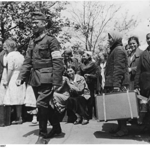Junge Frauen vor dem Transport nach Deutschland